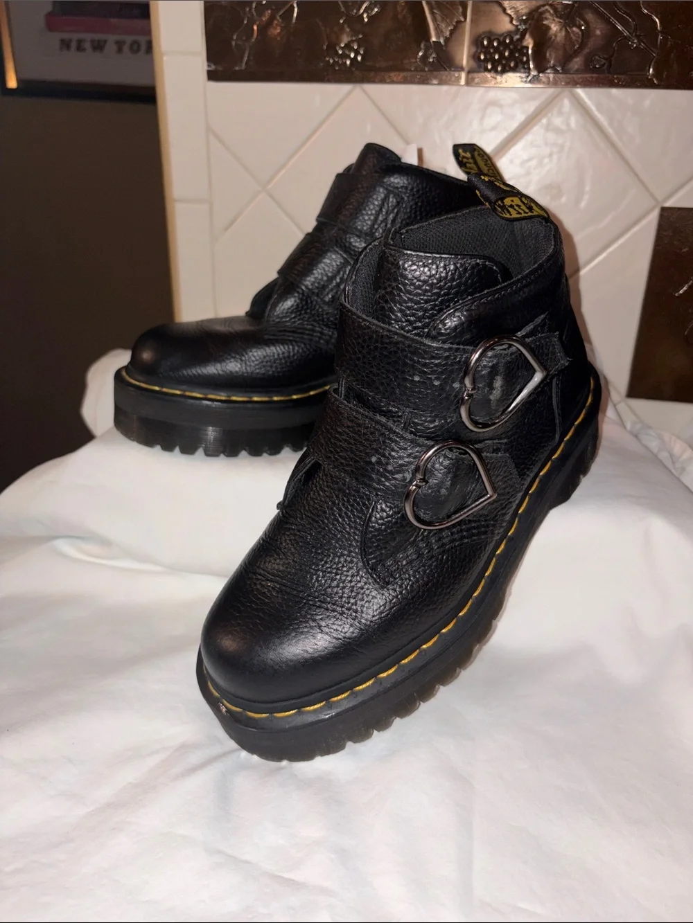 HTF Worn once Dr. Martens Devon Heart leather platform boots